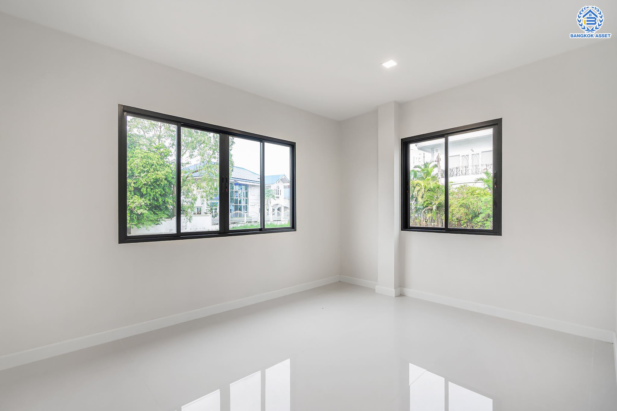 บ้านมือสองตกแต่งใหม่ ม.กฤษดานคร20 ปิ่นเกล้า-ติดถนนบรมราชชนนี เนื้อที่ 198 ตร.ว. บ้านเดี่ยวหลังใหญ่ ตกแต่งสุดหรูดีไซน์ยุโรป พร้อมฟังก์ชัน 4 ห้องนอน 4 ห้องน้ำ 1 ห้องแม่บ้าน จอดรถได้ 5 คัน บนทำเลเชื่อมต่อเมืองอย่างรวดเร็ว ใกล้ทางคู่ขนานลอยฟ้าบรมราชชนนี ทางด่วน "กาญจนาภิเษก" ม.มหิดล และเซ็นทรัลปิ่นเกล้า